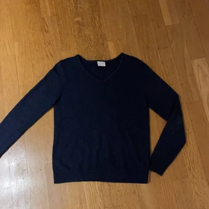 Tröja - En basic stickad tröja med v-ringad hals från VILA. Använd mycket men ändå i väldigt fint skick. Ribbat möster längst ner på både tröjan och armarna. Storlek S, därför generellt tight för mig som är en M i vanliga fall. Nypris 279kr