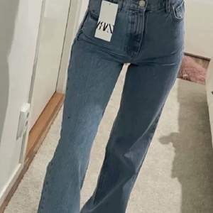 Lägger upp dessa super fina & trendiga jeans ifårn zara igen. Dem är för små för mig de är i storlek 36 och slutsålda på hemsidan. Ny pris 400kr, säljer för 250. Köparen står för frakt! Modellen är hi-rise full length 