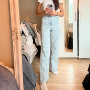 Wide leg jeans 🤍 - Fina jeans nu till våren, ljusa & högmidjade! Jag är 163cm så byxorna är till marken på mig. Frakten är spårbar & ingår i priset🤍