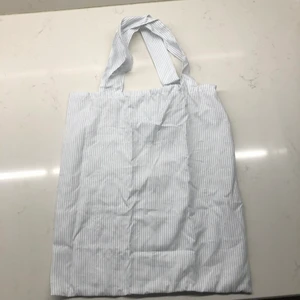 Tygkasse för handväskan eller jackfickan - Tygkassen kan vikas ihop till ett litet paket (11x9 cm) som lätt får plats i handväskan och finns till hands när den bäst behövs. Sydd med overlocksöm för bästa hållbarhet. Hela väskan väger endast 36 g. Instruktion medföljer. Handtagets höjd (från kassens kant) är ca 20 cm. Samfrakt är möjligt.