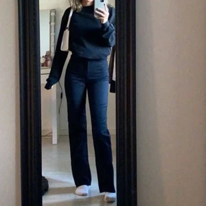 Rowe extra high straight jeans - Ett par weekday jeans i modellen Rowe extra high straight. De är dem som är helt svarta. Dem är köpta i juli o användes fåtal gånger fram till slutet av september, pga att dem blev försmå för mig. Nypris 500kr. Köparen står för frakten❤️