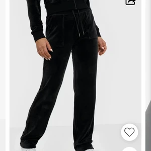 Juicy byxor  - Intressekoll på mina juicy byxor. Svarta. Endast använda typ 2 ggr så är i väldigt bra skick. Säljer endast vid bra pris så inga skambud som 300-400 kr tack! Skriv för egna bilder elr frågor 💗💓💘