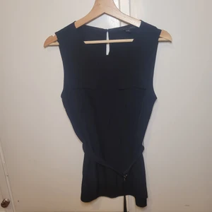 Svart Blus - Med fickor på bröstet och skärp runt midjan