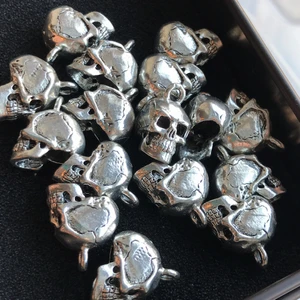 Silver dödskalle berlock MADE IN USA - Berlockerna är tillverkade i USA. Säljes för 15kr/st eller 5st för 50kr. Fraktkostnad 13kr. Riktig kvalité. Säljes under inköpspriset.