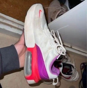 Nike skor  - Nike skor använda 3 gånger storlek 39 behöver tvättas, hämtas på plats i Borlänge 