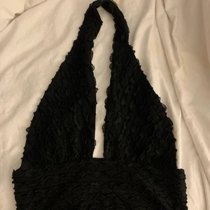 snygg fest/sommar topp - Säljer denna helt nya urringade svarta topp✨✨🤎🤎🤎