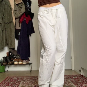 Adidas byxor - Säljer ett par vita vindbyxor ifrån adidas! Det står ingen storlek i dem men jag skulle säga S:) kan skickas mot fraktkostnad på 66kr 