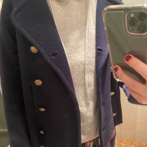 Cardigan - Denna Busnel Cardigan säljer jag pågrund av att den inte kommer till någon användning tyvärr. Men den är jätte snygg till ex en stickad tröja