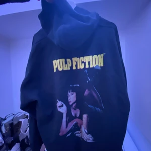 Pulp fiction hoodie  - En jätte skön oversize hoodie i väldigt hållbart bra meterial, köpte för ett halvår sen 