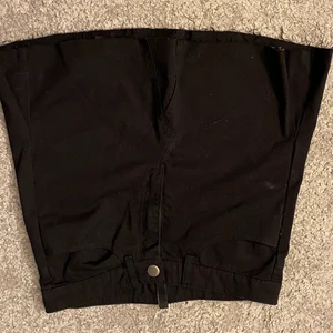 Svart jeanskjol - En vanlig svart jeanskjol från H&M använd en gång så är i bra skick