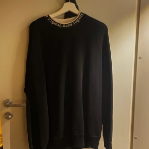 Acne sweatshirt  - Sweatshirt från Acne i stl S, den är i herrmodell men passar unisex. Använd ca 2-3 gånger, inköpspris 2500 kr från Acnes hemsida. Kvitto finns. Modellen är lite oversize så passar även M-L.  