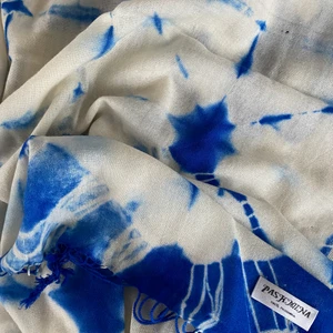 Sjal - Jättemjuk och snygg sjal perfekt till våren. Använt skick, små hål på några ställen, se sista bild! Material: Pashmina