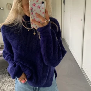 Stickad tröja - Säljer även denna underbara lila stickade tröjan!! Supertrendig och sitter som perfekt! Färgen är ljuvlig och går att styla as coolt 💜💜 går att diskutera pris vid snabb affär 