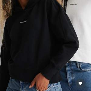 Knappt använd svart hoodie från Calvin Klein, köpt från NA-KD. Nypris 999:-, storlek S