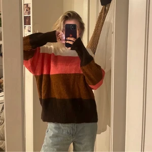 Stickad tröja, strl L - Denna härliga stickade tröja från Lindex, i storlek L✨ jag har vanligtvis xs/s så på mig är den lite oversize vilket är så snyggt! 🥰 