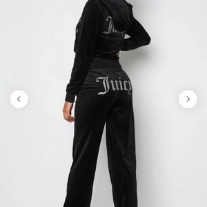 Juciy Couture Svart - Intressekoll på mitt svarta Juciy Couture sett. Säljer endast vid bra bud. Svart mjukis sett med diamanter. Både tröja och byxor. Inköpt för ett år sedan, alla diamanter sitter på plats. Använda men bra skick. 
