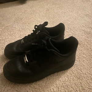 Nike airforce 1 svarta - Airforces svarta i strl 38, använda några få gånger men annars är de i nyskick. Säljer dessa så de bara ligger i min garderob. Köpare står för frakt