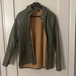 Mörkgrön läderkappa från Gina Trocot - Nästan oanvänd (superfint skick), i så fin färg😍 möts gärna upp för köp i Stockholm annars står köparen för frakten:) 