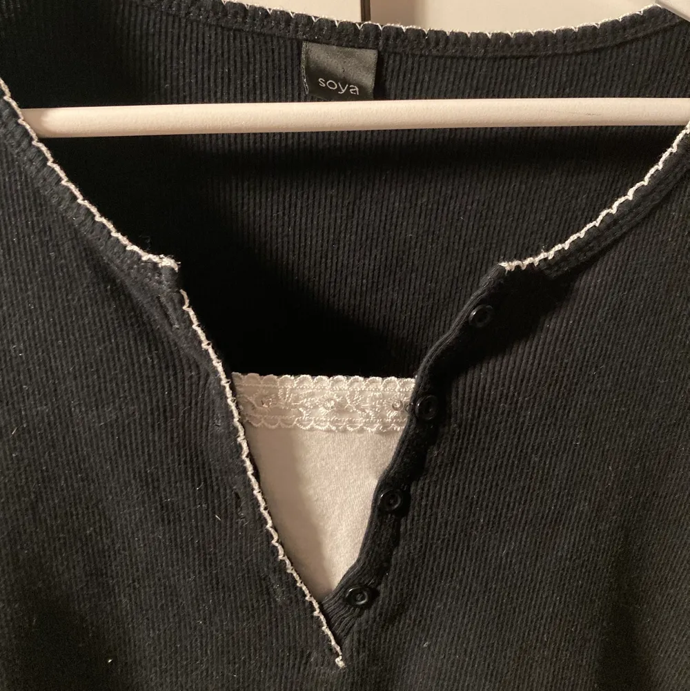 T-shirt med undertröja och fina detaljer 🌸  uppskattar storlek S-M. T-shirts.