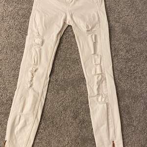 Vanliga vita slitna jeans som är använd några få gånger och i väldigt bra skick. Dom är köpta på new yorker.