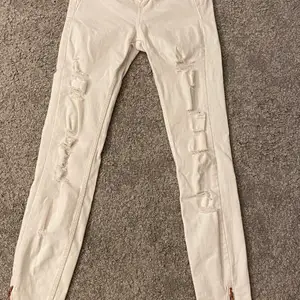 Vanliga vita slitna jeans som är använd några få gånger och i väldigt bra skick. Dom är köpta på new yorker.