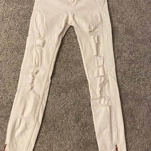 Vita slitna jeans - Vanliga vita slitna jeans som är använd några få gånger och i väldigt bra skick. Dom är köpta på new yorker.