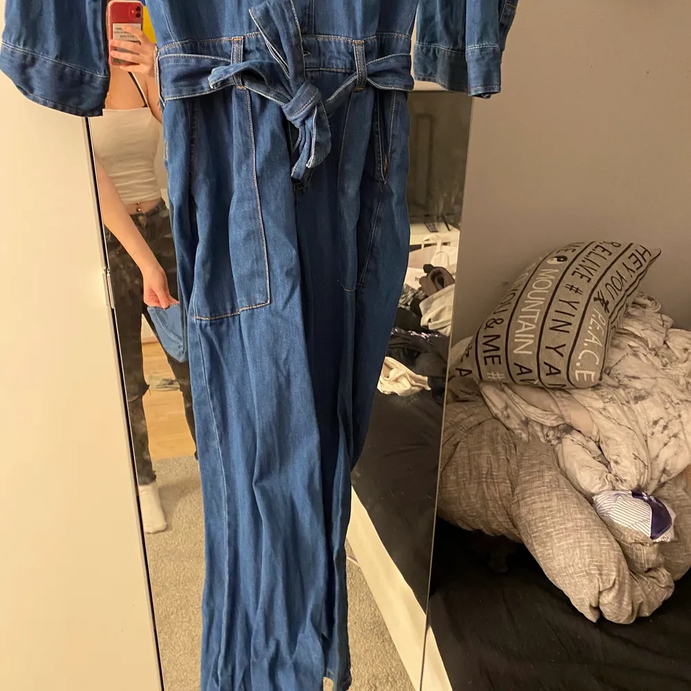 En jeansblå overall från H&M eller ginatricot. Den är kortare i armarna men bekväm att ha på sig. Har använt några få gånger så är i bra skick. Klänningar.