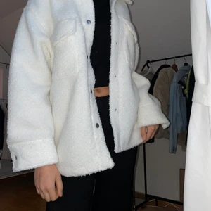 Jacka - En vit jacka från monki, aldrig använd. Jättemysigt material och inga defekter. 🌸Köparen står för frakt🌸