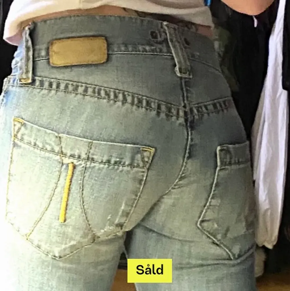 jätte fina lågmidjade bootcut jeans men tyvärr för små för mig, säljer därför vidare💕💕LÅNAD BILD. Jeans & Byxor.