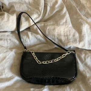 Handväska - Supergulliga handväska men en silvrig kedja på, helt oanvänd