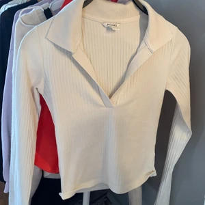 Törja  - Säljer denna superfina tröja från Monki💕💕