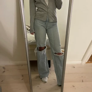 Jeans från zara  - Jeans från zara med hål på knäna och hög midja. Har inga synliga slitningar eller fläckar. Har man frågor är det bara att skriva.💕✨