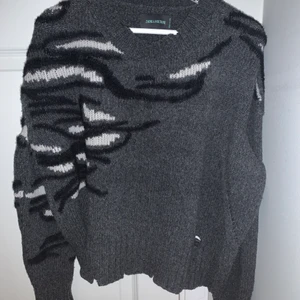 Zadig stickad - Säljer denna supercoola Zadig et volitaire tröjan. Använd fåtal gånger och är som ny. Köpt för ca 5000 men säljer för 2100. Köparen står för frakt, men kan även mötas upp i Stockholm❤️