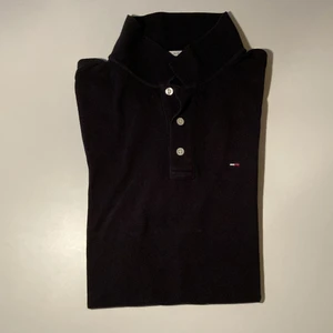 Tommy Hilfiger piké i strl M - Kortärmad svart slim fit Tommy Hilfiger piké i storlek M med coola detaljer runt kragen. Pikétröjan är inte så gammal och den har använts lagom mycket men är tyvärr för liten för mig nu. Dm för fler bilder ;)
