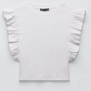 Volang topp Zara - Säljer min fina volang topp som jag tyvärr köpt i fel storlek. Köptes här på Plick och är endast testad av henne och mig. Storlek M. Skicka privat för fler bilder!💗super fin till sommarn