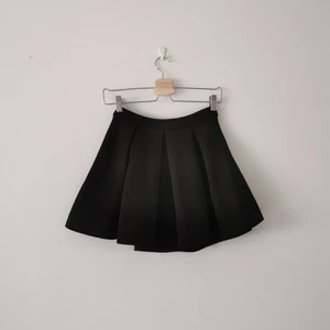 Veckad kjol - Veckad kjol svart med dragkedja, storlek S. 