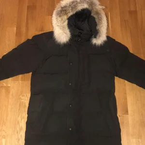 Canada goose carson  - Väldigt fin päls på jackan, håller värmen och i storlek S. Går inte ner i pris tyvärr. Snabb affär gäller priset dessutom.