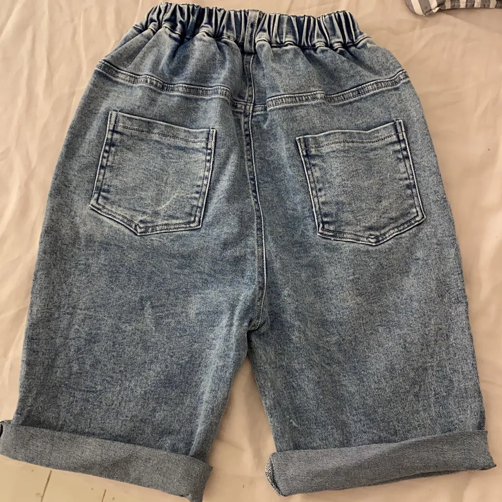 Ett par byxor från SHEIN som jag klippte till shorts🥰 nypris 120kr säljer för 30kr💗🦋. Shorts.