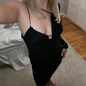 Slutsåld klänning från Zara - ”Draperad klänning” i svart från Zara, helt slutsåld på hemsidan!! Sjukt snygg och perfekt till fest/middag eller liknande⚡️🖤 Endast provad, aldrig använd = nyskick. Säljes pga inte riktigt min stil. Storlek M, men passar från XS och upp beroende på önskad passform.