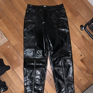 weekday skinnbyxor - skriv för fler bilder och mått, byxorna är korta 