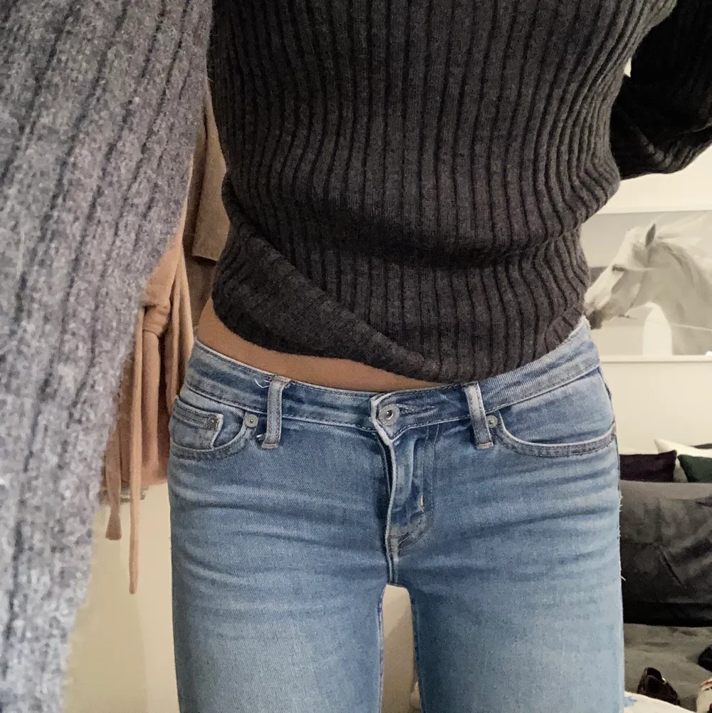 Ljusblå snygga crocker jeans jag köpte för fyra år sen! Så snygga men är för lång för de nu, är 171 cm. Så välbehållna! Dessa är 24 i midjan och lite tajta på mig som har 27 i vanliga fall. Skriv för fler bilder! . Jeans & Byxor.