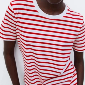 Zara tshirt - Säljer nu min randiga tshirt från zara i nyskick! Superfin och lätt att styla med. Ordinarie pris: 199kr säljer för 60kr