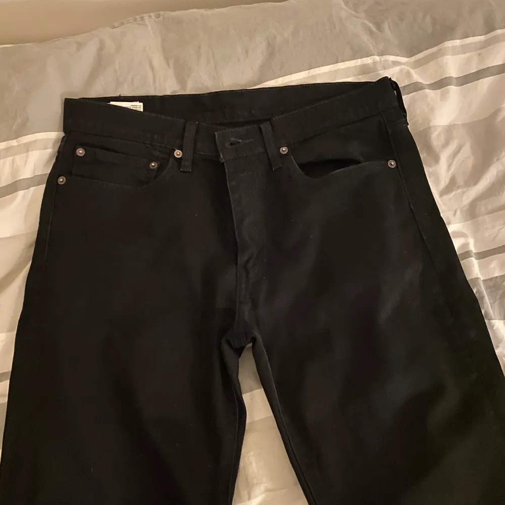 Jätte snygga svarta Levis jeans, använda nån enstaka gång inprincip ny skick. Säljer pga att dem inte passar.. Jeans & Byxor.