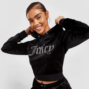 Juicy couture - Säljer nu min svarta juicy couture hoodie med tryck!! Super skön och knappt använd. Ordinarie pris 1200kr säljer för 450kr + frakt😍