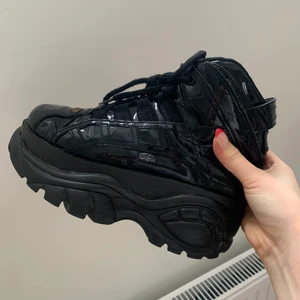 BUFFALO - Säljer mina Buffalo skor i mycket fint skick! Storlek 38 men passar mig som är storlek 37. Otroligt sköna! 500:- + eventuell frakt!🖤