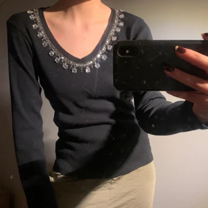 Svart tröja  - Svart tröja i strl L men passar mig som vanligtvis har S. 