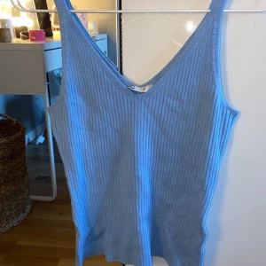 Topp - En blå topp som inte kommer till andvändning