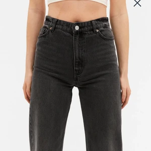 Monki washed svart jeans - Superfina svarta jeans från monki. De är i bra skick och har inga skador. Jeansen är köpta för 400kr. Bilderna är tagna från monkis egna hemsida. Säljer pågrund av att dem har blivit för små kring rumpan och höfterna men dem är fortfarande lagomt långa för mig som är 170. Skriv för fler bilder💕