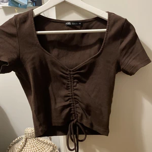 Zara topp  - Säljer denna jättefina bruna Zara topp då den inte kommer till användning längre. Jag köpte den för 89kr och den har endast använts ca 5 gånger💕 Hör av dig om du vill ha fler bilder eller annat😊