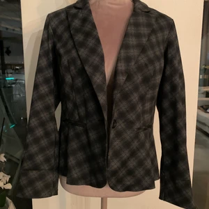 Rutig retro kavaj - riktigt cool figursydd kavaj från SOHO Apparel. Köpt från många år sen men är väldigt bra skick på grund av bra kvalité. 
